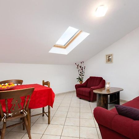 2 Bedroom Beautiful Apartment In Rasopasno エクステリア 写真