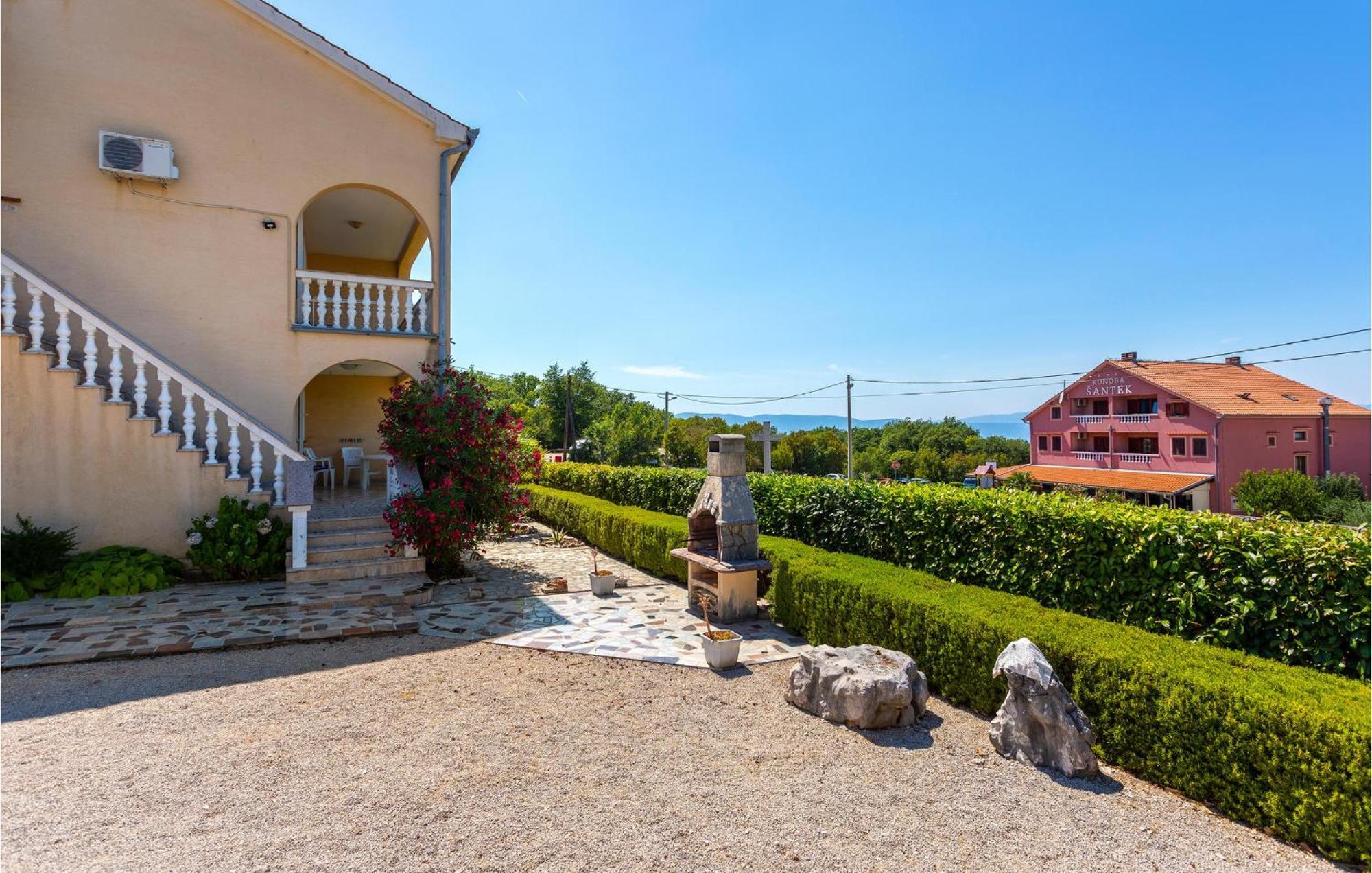 2 Bedroom Beautiful Apartment In Rasopasno エクステリア 写真