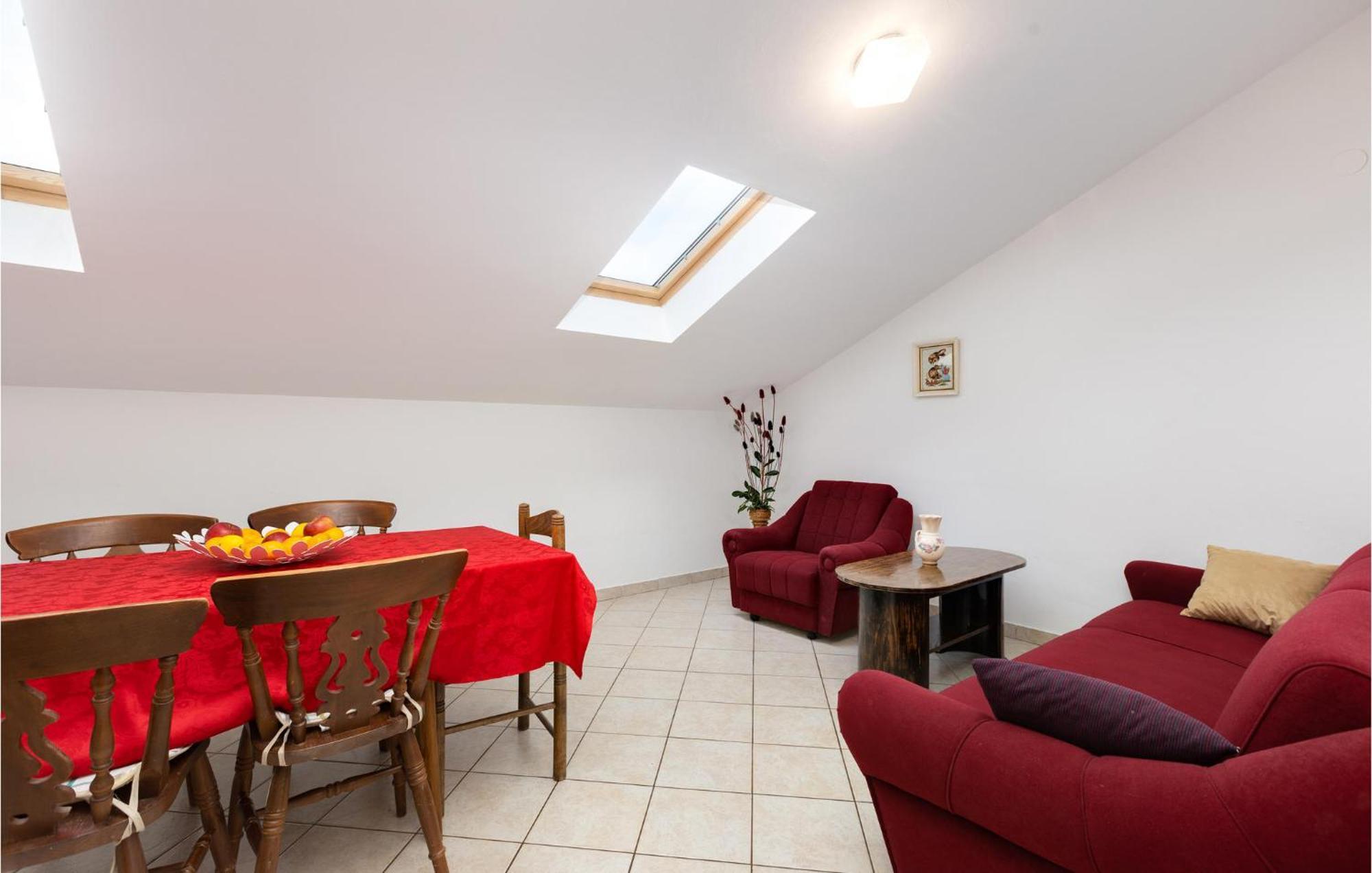 2 Bedroom Beautiful Apartment In Rasopasno エクステリア 写真